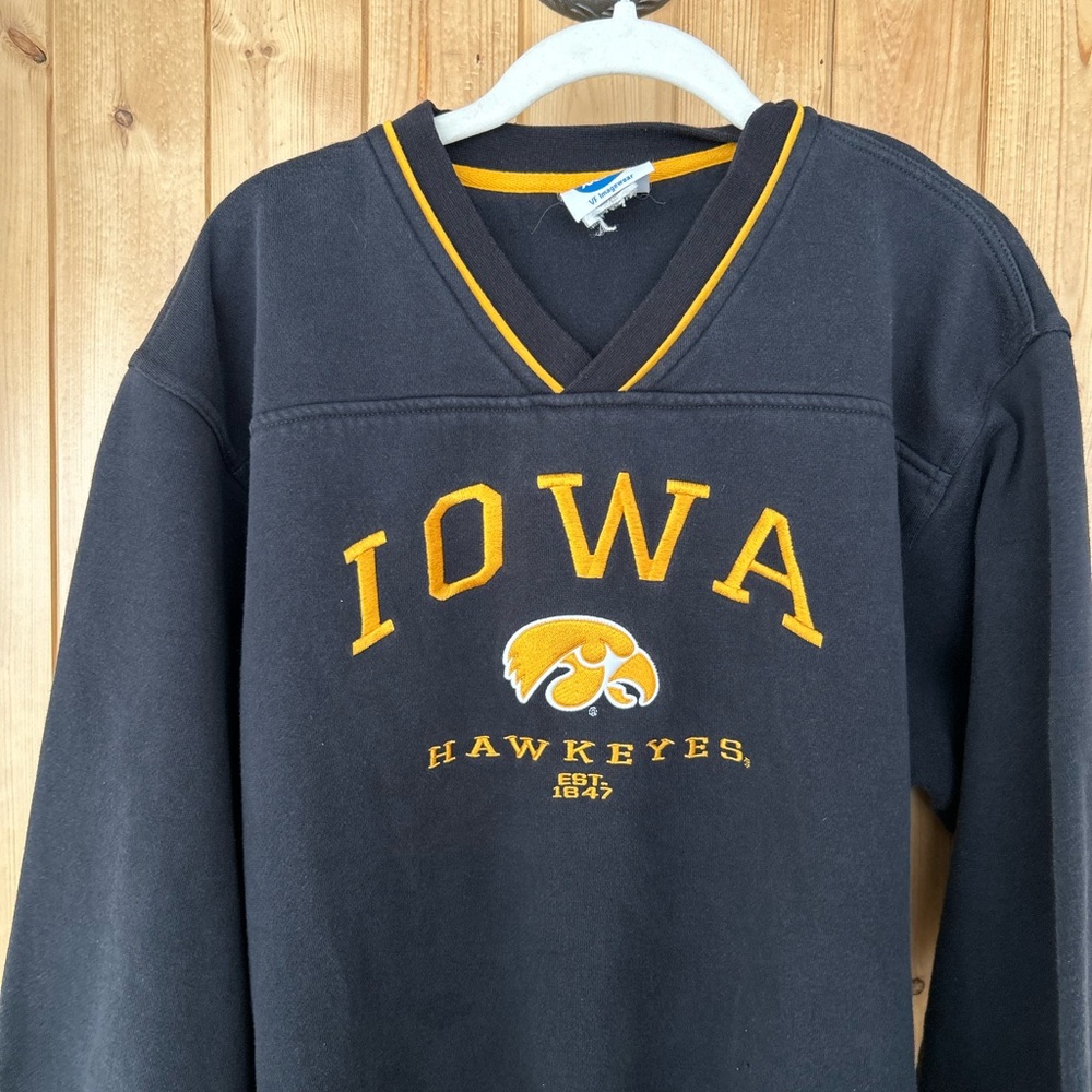 Vintage NCAA Men’s Iowa Black & Gold V-Neck Crewneck Size Medium - Picture 4 of 6